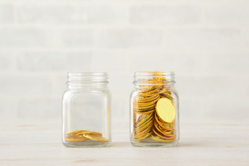 貯金・貯蓄イメージ―瓶に入った金貨