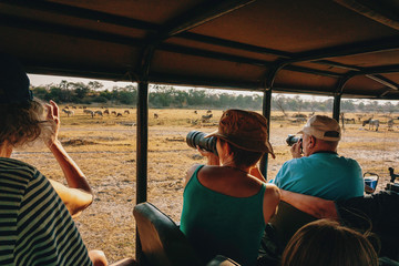 Touristen fotografieren Zebras während eines Gamedrives, Makgadikgadi Pans Nationalpark, Botswana