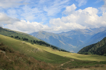 Naklejka premium Zbliżenie widok gór sceny w parku narodowym Dombai, Kaukaz, Rosja, Europa
