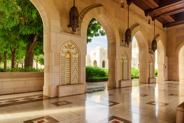 Obraz premium The Sultan Qaboos Grand Mosque. View from arched passageway