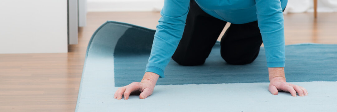 person stolpert &uuml;ber den teppich
banner