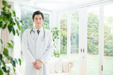 白衣の男性