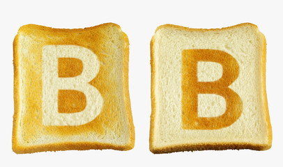 トーストに白い大文字のBと白いパンに大文字のBの焼き目が入った2枚のパン