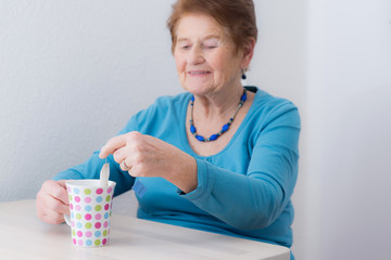 Frau macht sich einen Tee