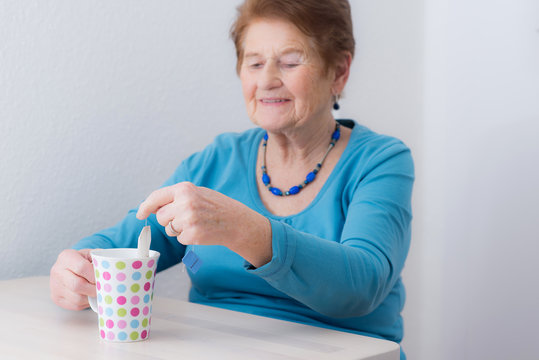 Frau macht sich einen Tee