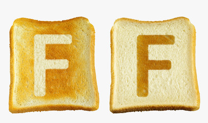 トーストに白い大文字のFと白いパンに大文字のFの焼き目が入った2枚のパン