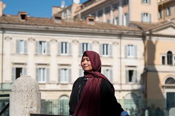 Fototapeta premium Femme avec foulardposant devant le forum de Trajan