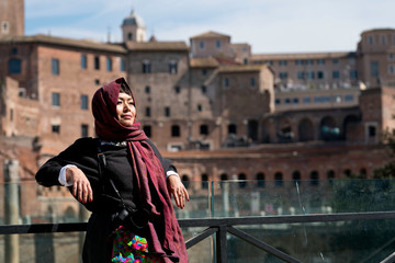 Femme posant devant le Forum de Trajan Rome