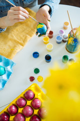 Obraz na płótnie Canvas Girl paints eggs