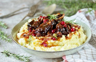 braised beef ribs with cranberries, onions and rosemary. served with mashed potatoes. 