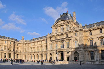 Obraz premium Louvre Museum the world's largest art museum and a historic monument in Paris, France.