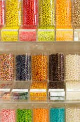 bunte Süssigkeiten in Behälter