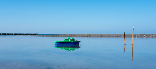 Obraz premium kleines Boot und der Traum von der großen Reise