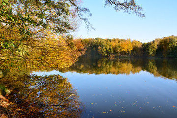 Piękny jesienny krajobraz, jezioro