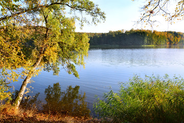 Piękny jesienny krajobraz, jezioro