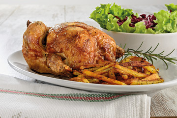 pollo arrosto intero patatine e insalata