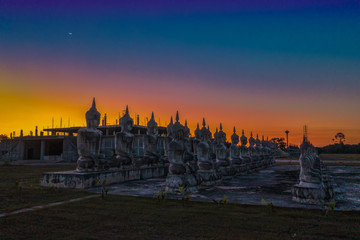 Naklejka premium a lot of Buddha statues in twilight at Tungsong Nakornsrithammarat