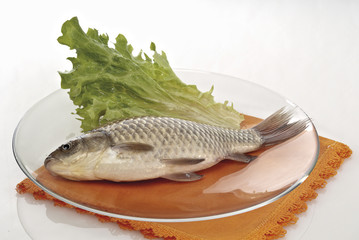 pesce di fiume carassio in piatto con insalata.jpg altra inquadratura