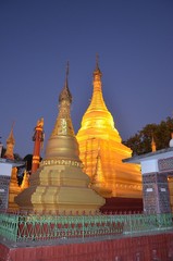 Fototapeta premium Stupa de la colline de Mandalay au Myanmar la nuit
