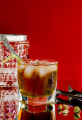 bicchiere aperitivo con ghiaccio primo piano