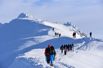 Fototapeta na wymiar Tatry Tatrzański Park Narodowy zima TPN Góry turysci w Tatrach