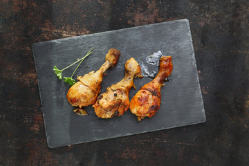 Złociste udka z kurczaka upieczone na grillu. © foodandcook