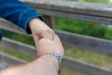 Pareja dándose la mano.