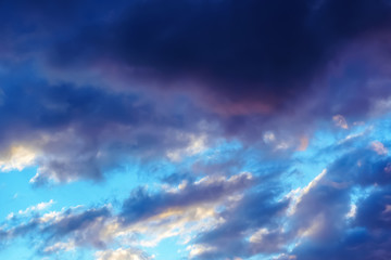 Obraz premium blurred image of a beautiful blue sky with clouds at early sunset.