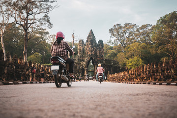 Obraz premium Auf dem Moped nach Angkor, Kambodscha