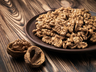 Peeled walnut kernels in a flat plate