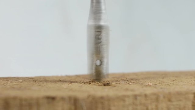 furando madeira com broca chata em uma furadeira de coluna 