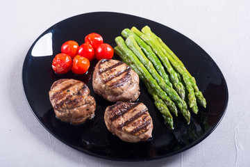 Grilled filet mignon with asparagus and tomatoes