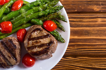 Grilled filet mignon with asparagus and tomatoes
