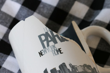 Mug cassé couché