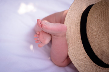Baby's feet and the sun hat