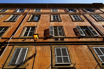 Obraz premium Façade de maison dans les rues de Rome