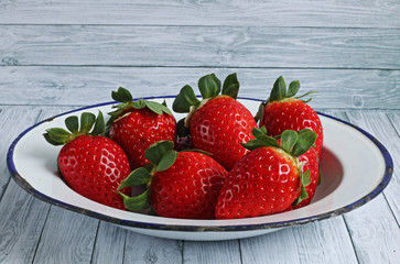 Plate of tasty strawberries