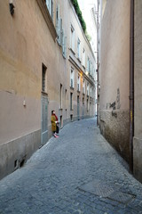 Fototapeta na wymiar Jeune femme dans les rues de Rome