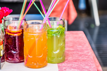 Verre de cocktail coloré