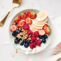 Frühstück Müsli mit Beeren wie Erdbeere Blaubeere und Himbeere