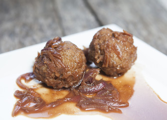 deux boulettes de viande en sauce