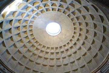 Intérieur du dome du panthéon de Rome