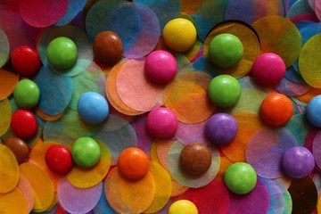 Konfetti und Süßigkeiten