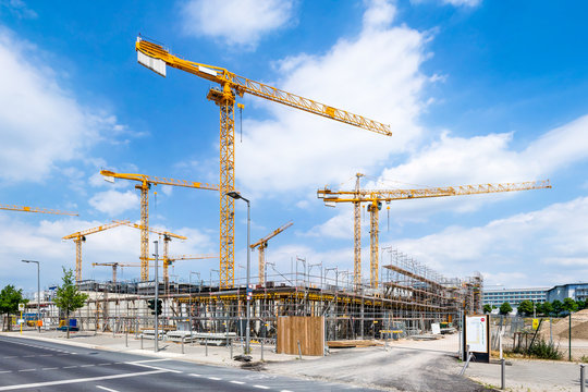 Gro&szlig;baustelle mit Kr&auml;nen als Bauprojekt der Zukunft