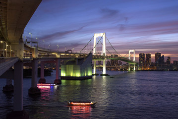 Fototapeta premium Tokyo Rainbow Bridge and Yakatabune boats レインボーブリッジと屋形船