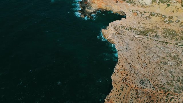 morze ląd g&oacute;ry piasek miasto latarnia