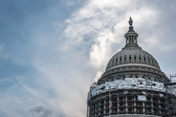 Obraz premium The Capitol Building, Washington DC undergoing repairs circa 2016
