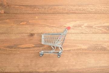 Carro de la compra en la mesa de madera