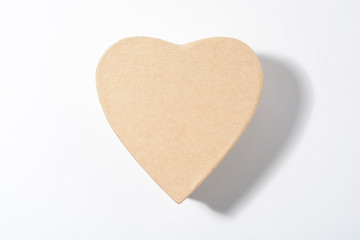 Caja de cartón con forma de corazón sobre fondo blanco