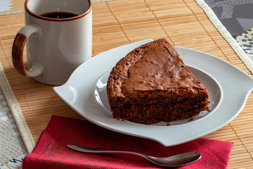 Part de gâteau au chocolat dans une assiette blanche